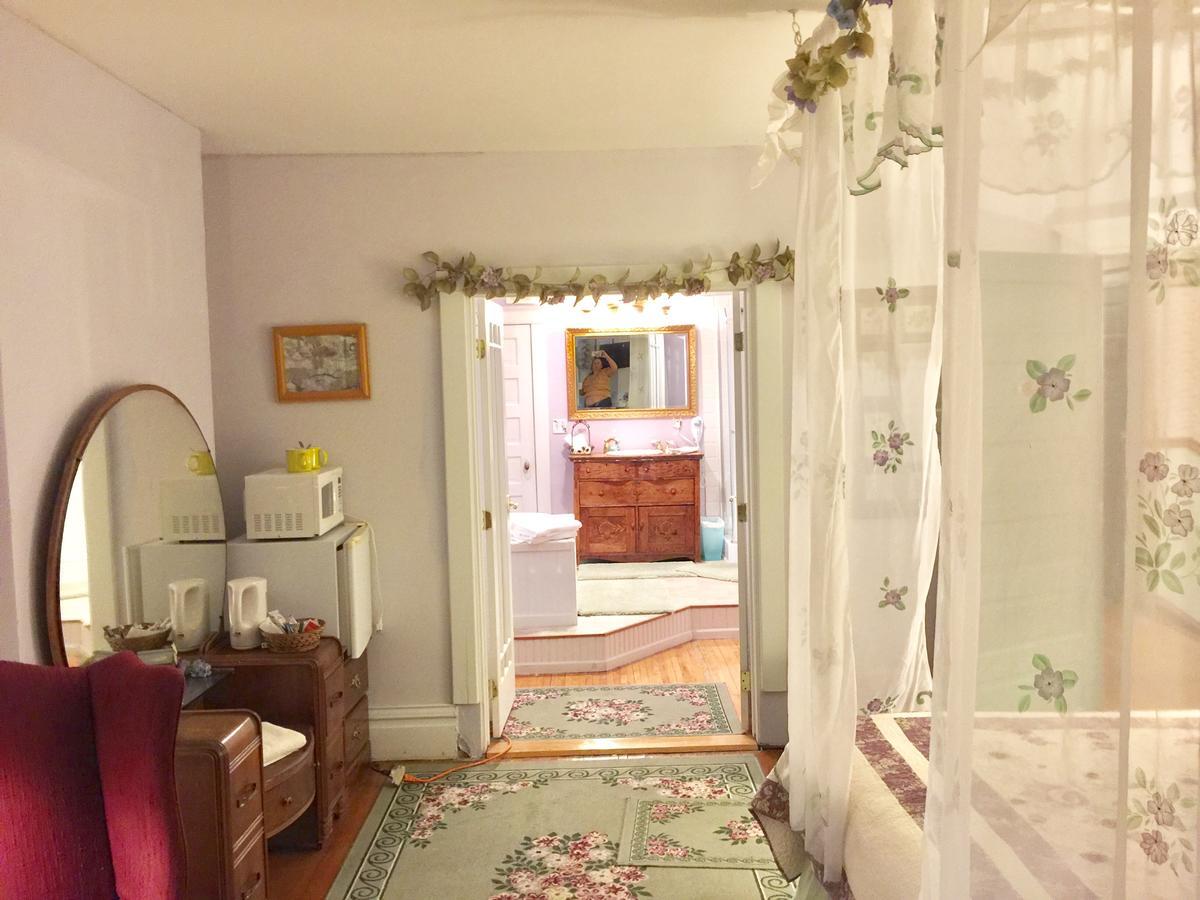 Scarlett House Victorian B & B Janesville Exterior photo